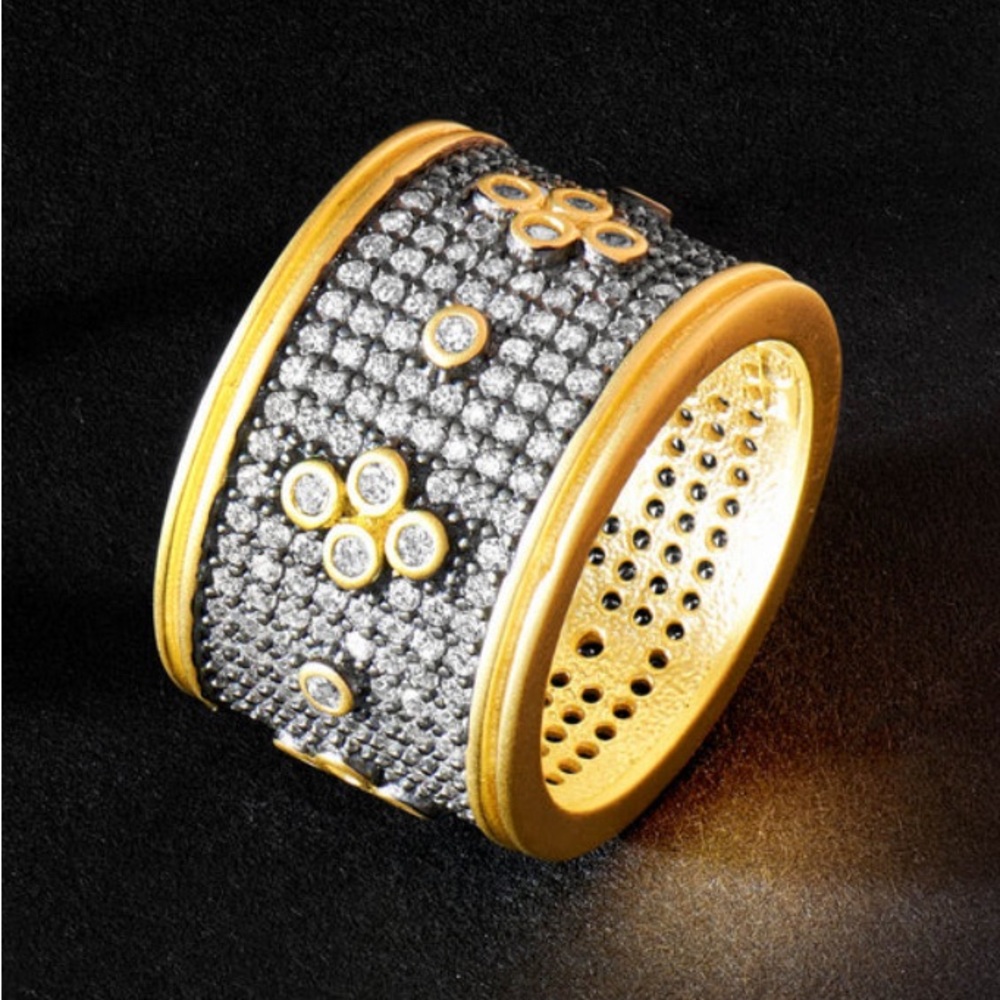 NWT Freida Rothman Signature
Pavé Clover Wide Band
Ring